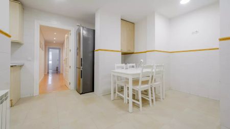 Room in a shared 8-bedroom apartment for rent in Castillejos - Photo 3