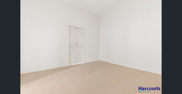 Only a stones throw to The Strand! - Photo 1