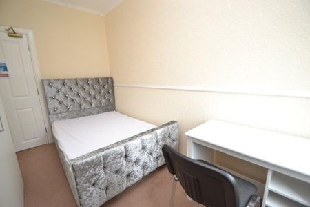 3 bedroom flat to rent - Photo 3