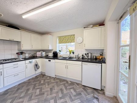 4 bedroom detached house to rent - Photo 4