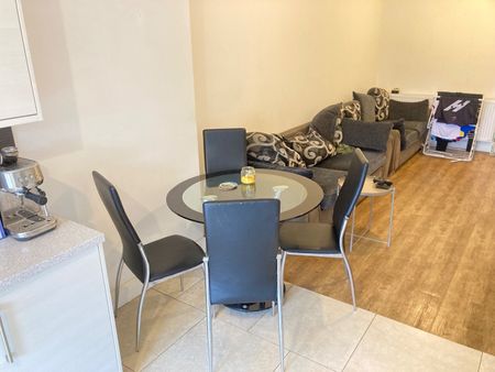 3 Bed Flat, Very Near Lynton Road Area, W3 - Photo 3