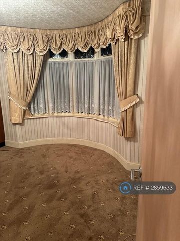 4 bedroom semi-detached house to rent - Photo 3