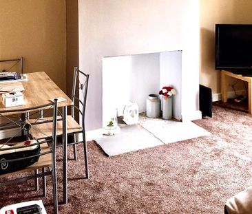 Professional Female Houseshare Room 1 - Photo 2