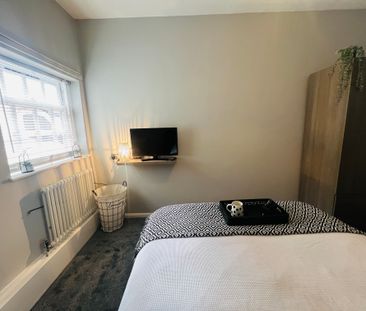 Duke Street - Professional house share with roof terrace, located o... - Photo 6