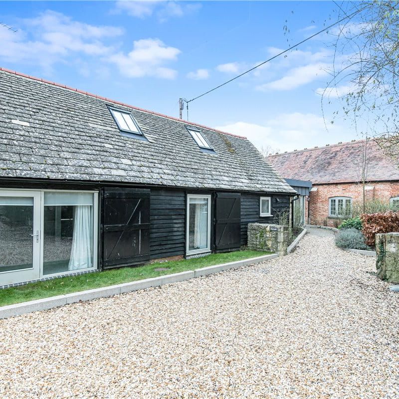**Village location close to Oxford**Electricity included in rent** Stylish 3 bedroom/2 bathroom barn conversion finished to a high specification in desirable Wytham Village. - Photo 1