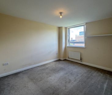 QUEENSWAY, BLETCHLEY - 1 BEDROOM - Photo 2