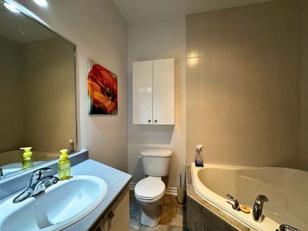 Superbe condo de 1000 p.c. avec 1 chambre et 1 bureau, offert en location complètement meublé, situé dans le secteur du marché Atwater. - Photo 4