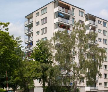 Mitten im Geschehen: Moderne Wohnung mit Balkon - Photo 1