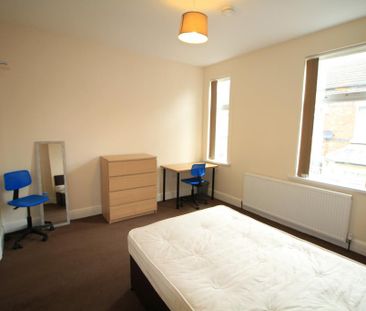 4 bedroom end of terrace house to rent - Photo 3