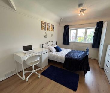 Newly Refurbished Double Room **Great Local Amenities** - Photo 1