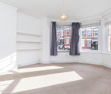 Spacious two bedroom set in a period conversion - Photo 3