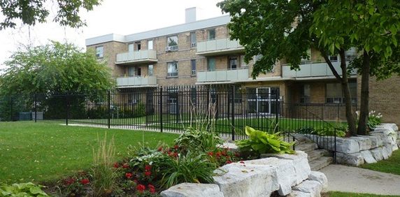 Roxbury Manor - Photo 2