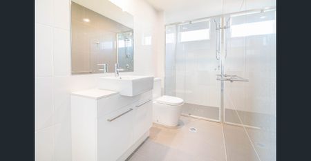 Fully Air Conditioned Apartment - Walk to Toowong Village - Photo 5