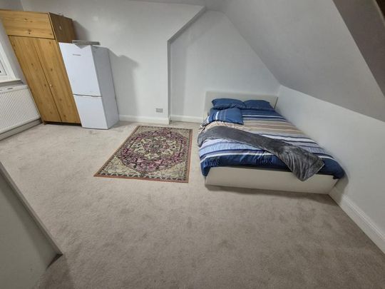 1 bedroom in a house share to rent - Photo 1