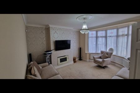 3 Bed Terraced House, Dawlish Drive, IG3 - Photo 5