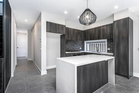 “CUTTING EDGE STYLE AND LUXURY!” - Photo 2