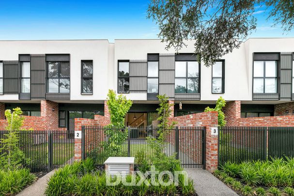 Stunning, Executive 2 Bedroom, 2 Bathroom Townhouse! - Photo 1