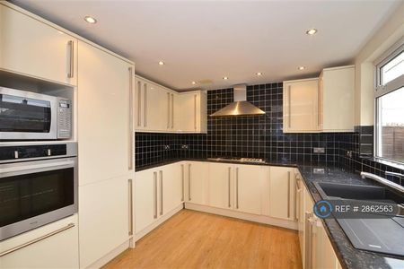 3 bedroom semi-detached house to rent - Photo 5
