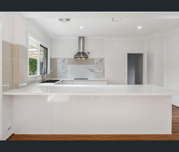 Spacious 3-4 bed Family Home with in walking distance to the Beach - Photo 4