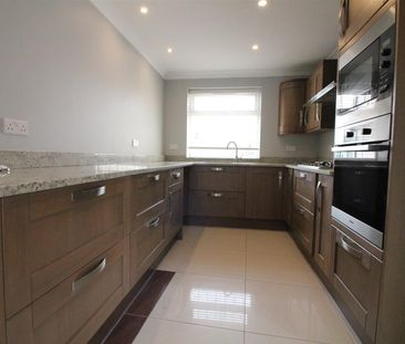 Camborne Way, Heston - Photo 3