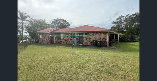 Two Bedroom Duplex Available in Raceview! - Photo 1