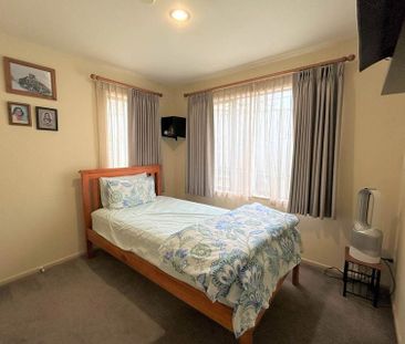 Beautiful 4 Bedroom House in Blockhouse Bay - Photo 3