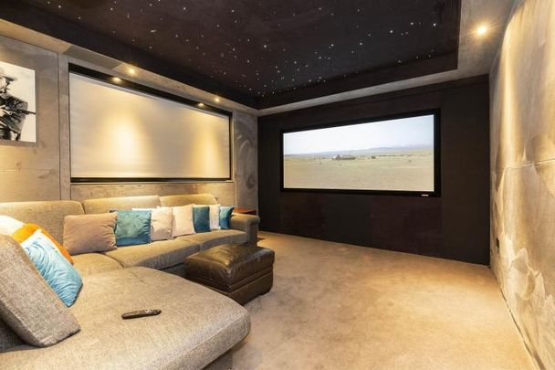 A beautifully presented 5 bedroom detached family home with luxury cinema room - Photo 1