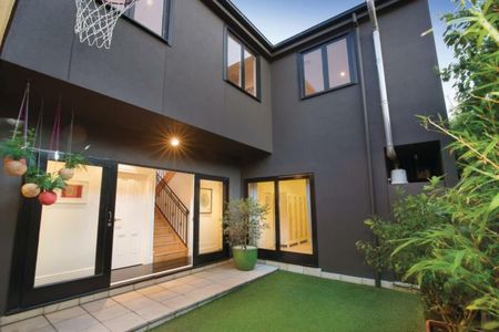 FAMILY HOME IN THE HEART OF ALBERT PARK - Photo 4