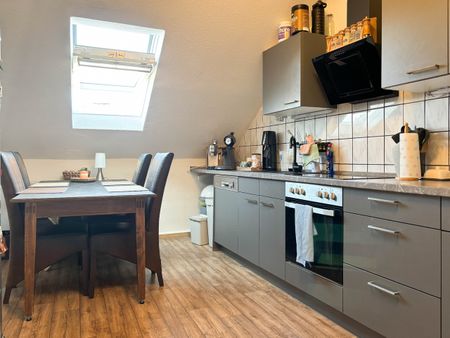 Koffer packen, einziehen und wohlfühlen: Gemütliche Dachgeschosswohnung mit kurzen Wegen in Schwelm! - Foto 4