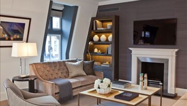 Three Bedroom Flat to rent in London - Photo 1