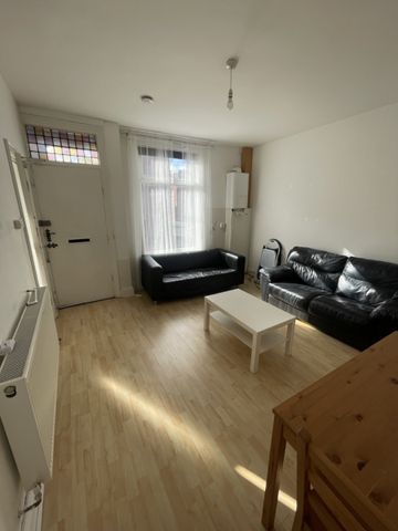 2 Bedroom Terraced House - Photo 2