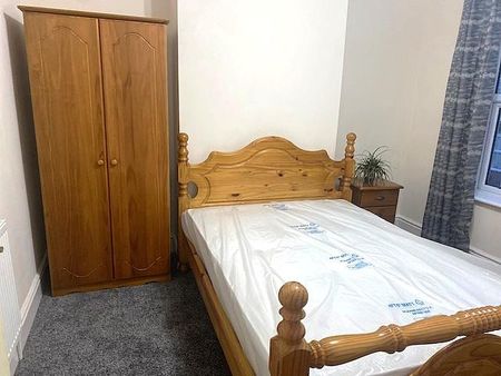 1 bedroom in a house share to rent - Photo 3