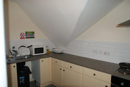 1 bedroom in a house share to rent - Photo 4