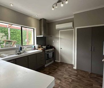 A spacious Brighton home! - Photo 3