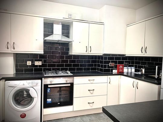 4 bedroom semi-detached house to rent - Photo 1