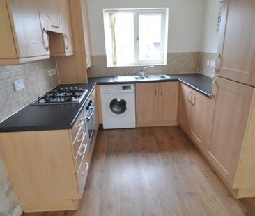3 bed Town House - To Let - Photo 3