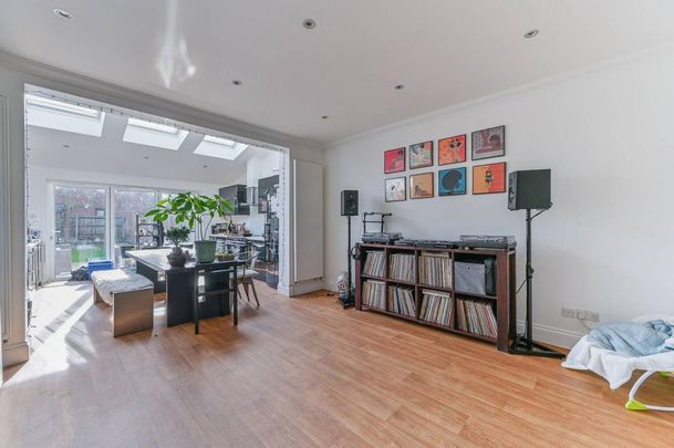 3 bedroom semi-detached house to rent - Photo 1