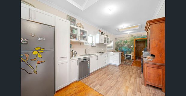 CHARMING FAMILY HOME IN AUBURN!! - Photo 1