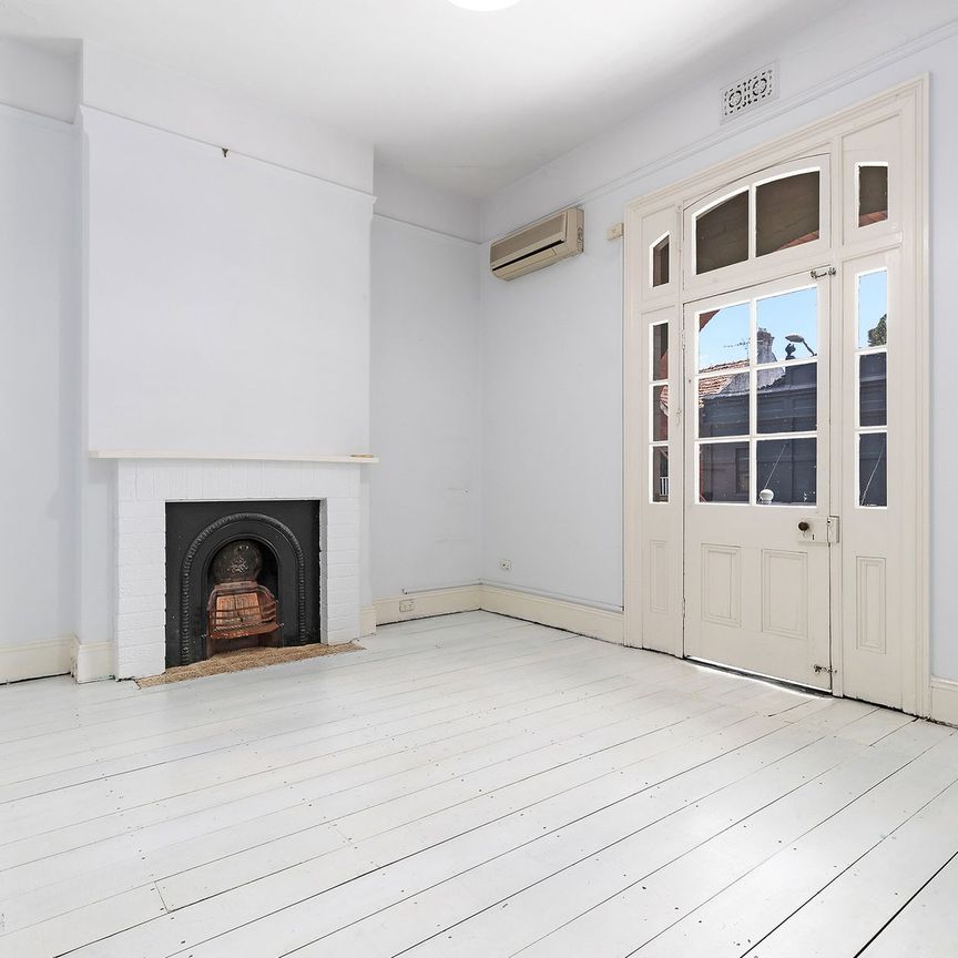 STYLISH APARTMENT IN THE HEART OF MOSMAN VILLAGE - Photo 1