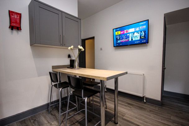 5 Bed Semi-Detached House, Strawberry Hill, M6 - Photo 1