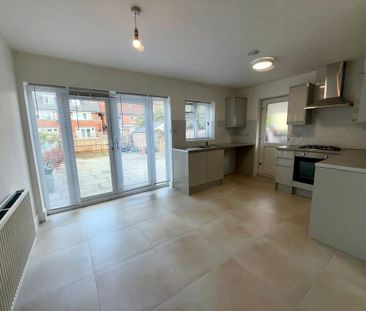 3 bedroom link detached house to rent - Photo 4