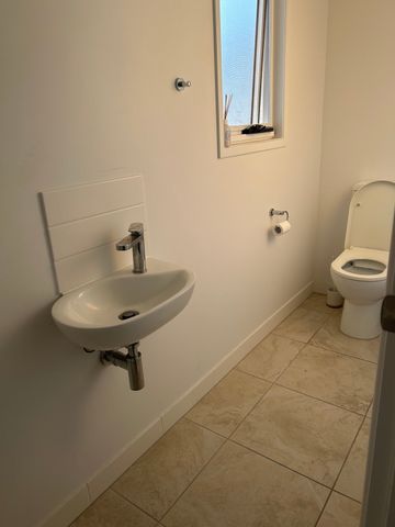 Helensvale - Photo 3