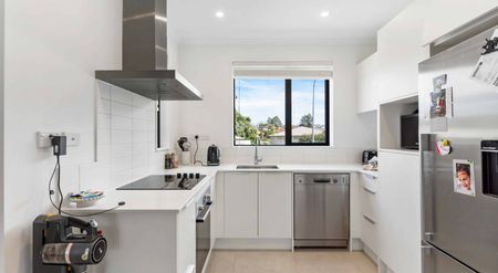 Modern, Light-Filled Townhouse in the Heart of Glen Innes - Photo 3