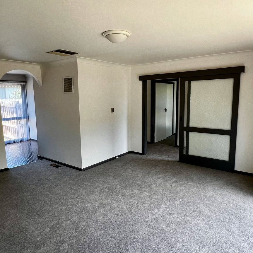 Spacious 2-bedroom Villa in beautiful Kew East - Photo 1