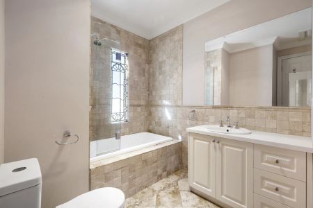 Spacious, bright and well positioned! - Photo 4