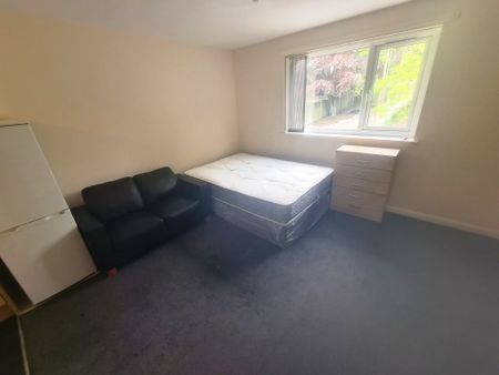 Studio Flat, Holborn St, OL11 - Photo 5