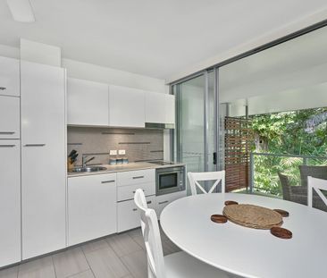 Fully Furnished 2 bedroom Fourth Floor Apartment Palm Cove - Photo 5