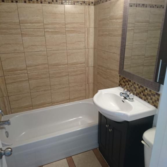 4 1/2 TOUT RÉNOVÉ, CHAUFFAGE ET EAU CHAUDE INCLUS, DISPONIBLE MAINTENANT - Photo 1