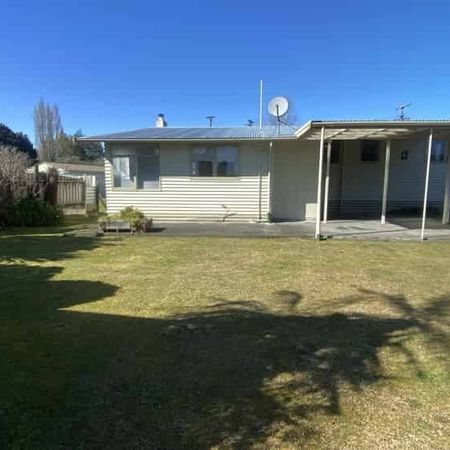 Sunny 3 Bedroom Home with Sleepout - Photo 4