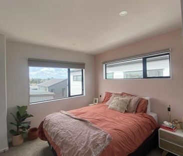 Stylish 3-Bedroom 2.5 bathroom plus a study in Prime Westgate Location - Photo 5